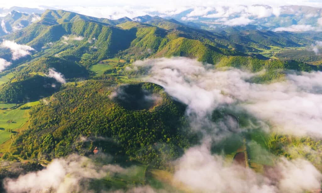 Walk and be amazed by the volcanic landscape from the best viewpoints in the area.