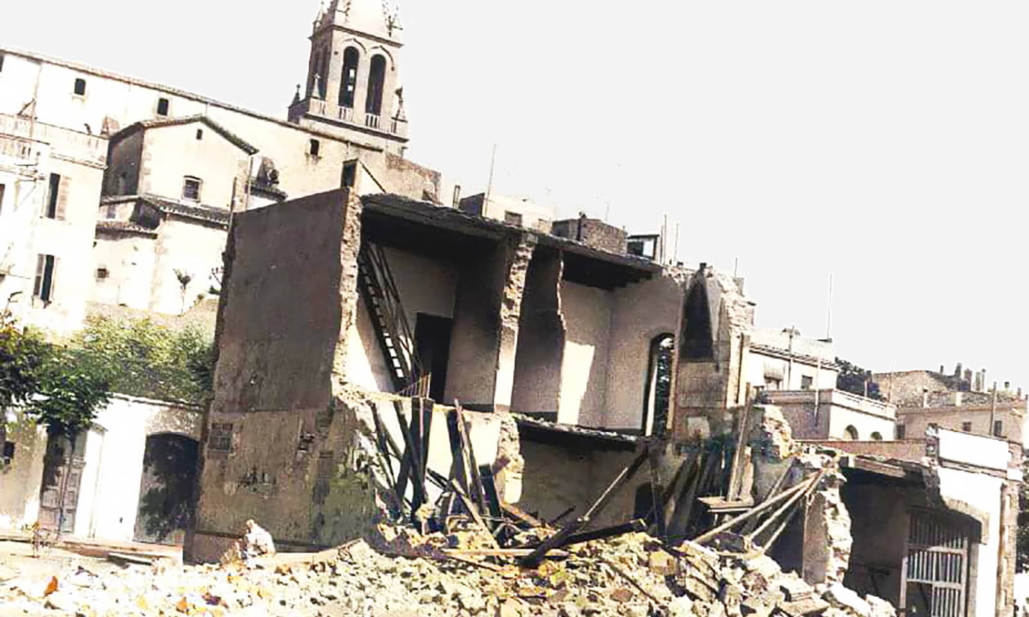 A bombed storage building for fishermen’s supplies and church furniture (18/07/1936)