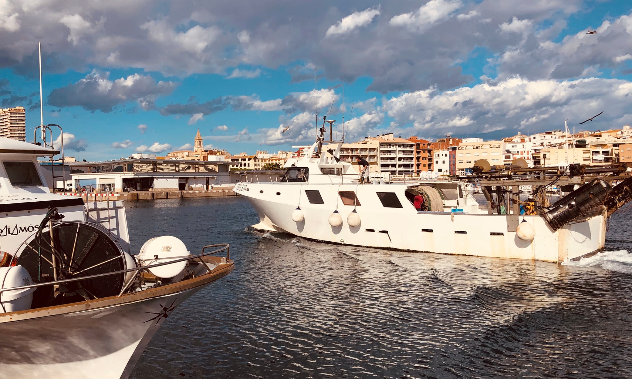 Fishermen returning to Palamós port