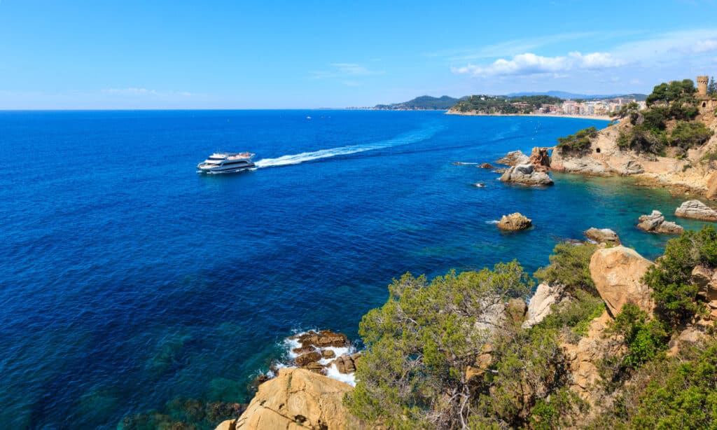 Dofi Jet Boats hop-on hop-off service along the southern La Costa Brava from Calella to Tossa de Mar, stopping at Pineda, Santa Susanna, Malgrat, Blanes, and Lloret.
